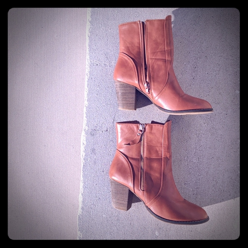 Bucco cognac faux leather ankle bootie boots 8